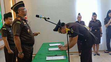 Kajari Sorong Lantik Empat Kepala Seksi 