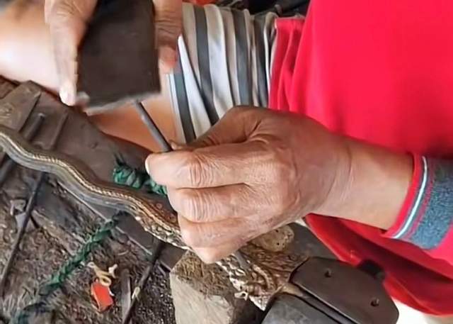 Menempa Regenerasi Empu Keris