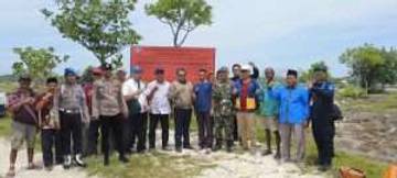 Polsek Giligenting dan PSDKP Pasang Banner Larangan Penambangan Pasir
