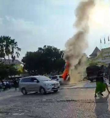 Botol Berisi Pertalite Ditemukan Pada Insiden Mobil Terbakar Depan Masjid Jamik