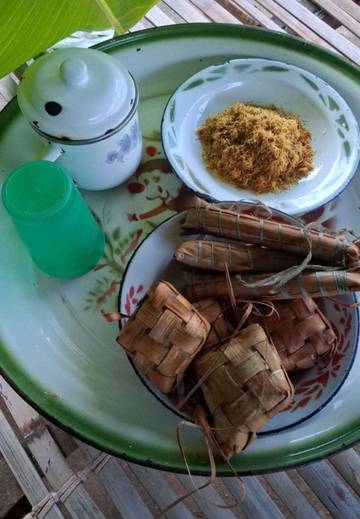 Lontong Sekkol, Sajian Khas Sumenep yang Menggugah Selera