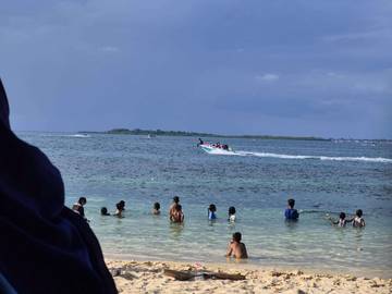 Pantai Salam Pulau Saebus Jadi Primadona Wisata di H+2 Lebaran 1446 H