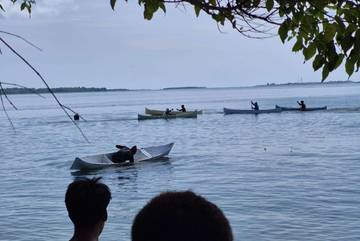 Lomba Dayung Sampan di Pantai Aloha Saat Libur Lebaran Pulau Saur