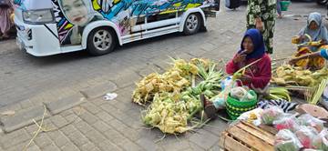 Penjual Kulit Ketupat di Pasar Anom Baru Sumenep Laris Manis