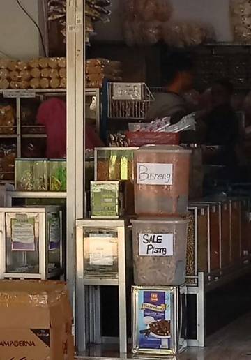 Toko Camilan Khas Sumenep Ramai Pengunjung