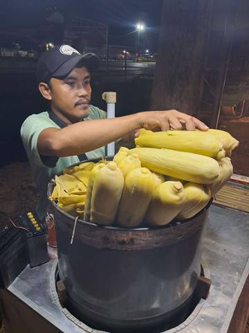 Penjual Jagung Ini, Rela Adu Nasib Hijrah ke Sumenep