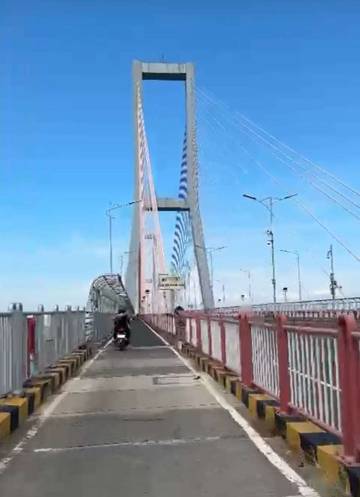 Maskot Madura dan Jembatan Suramadu