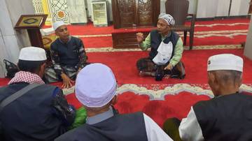 Jemaah Haji Ngaji di Dekat Pusara Abdullah bin Al-Abbas