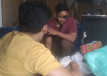 Jejak Keikhlasan Kurir JNE di Balik Setiap Paket