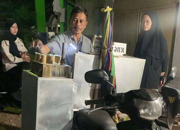 Penjual Putu Keliling Selalu Dinanti Warga Saat Malam
