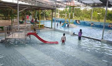 Serunya Anak-Anak Berenang di ABS Wisata Sumenep
