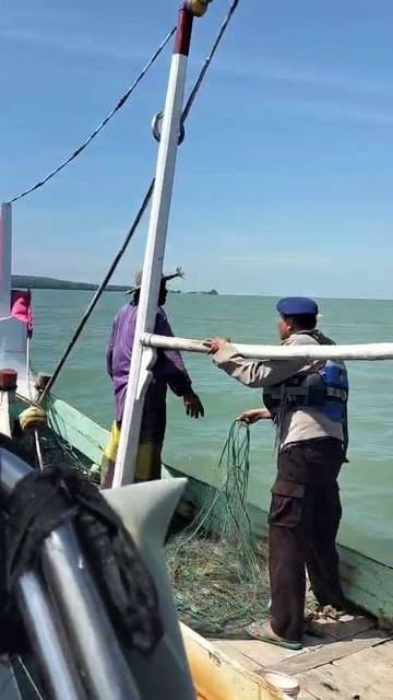 Satpol Airud Polres Sumenep Periksa Perahu Nelayan
