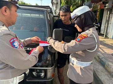 Satlantas Sumenep Bagikan Bendera dan Edukasi Sopir