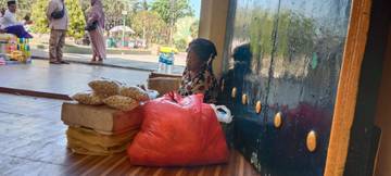 Ketegaran Nenek Pencari Nafkah di Masjid Jamik Sumenep