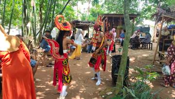 Penampilan Tari Topeng di Pasar Kebbun Sumenep