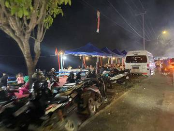 Warga Sumenep Sambut Tahun Baru Sambil Makan Ikan Asap