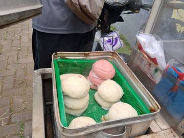 Lamongan ke Sumenep, Mengukir Asa Lewat Bakpao Keliling