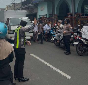 Polwan Polres Sumenep Jaga Sholat Jumat