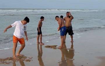 Cara Anak Pantai Nikmati Sore di Laut