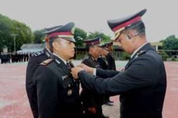 Kapolres Sumenep Anugerahkan Satyalancana Pengabdian