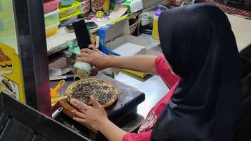 Martabak Manis Hangat Temani Malam Warga Sumenep