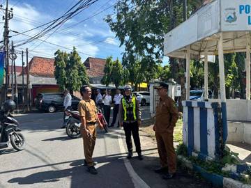 Pastikan Jalan Aman, Satlantas Sumenep Kawal Pemangkasan Pohon