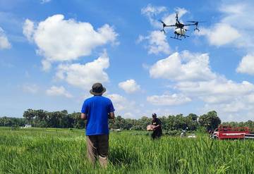 Pendamping Rajawali Sumekar Dampingi Pengaplikasian Drone Sprayer