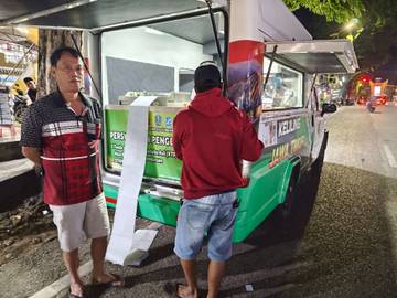 Warga Sumenep Manfaatkan Layanan Samsat Keliling Malam Hari