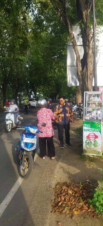 Ratusan Nasi Bungkus Dibagikan Komunitas Kita Berbagi Sosial