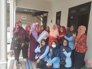 Dharma Wanita RRI Sumenep Kunjungi Anggota Purna Tugas