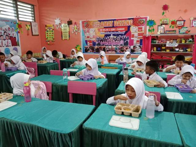 2.667 Paket MBG didistribusikan di Kecamatan Damar Beltim