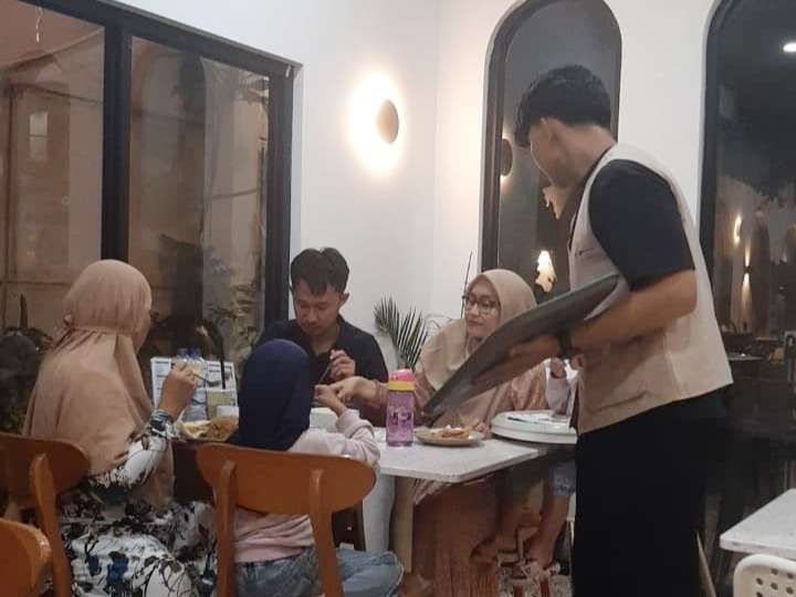 Coffee Shop Ramai Dikunjungi Keluarga Saat Libur Panjang