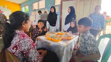 Para Siswa SD Badau Antusias Makan Bergizi Gratis 
