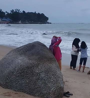 Pengelola Pantai Larang Pengunjung Mandi karena Gelombang Tinggi