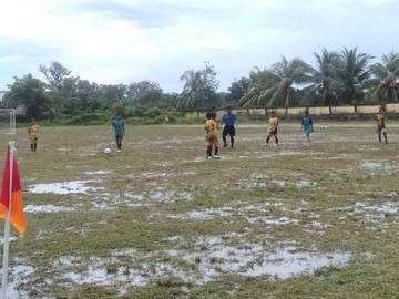 Meskipun Hujan, Pertandingan Sepakbola Usia Dini Tetap Dilanjutkan