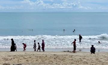 Pengelola Pantai Tikus Emas Tingkatkan Pengamanan Pengunjung