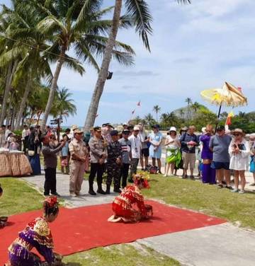 Pantai Parai Kedatangan Kapal Pesiar Paul Gauguin Cruise