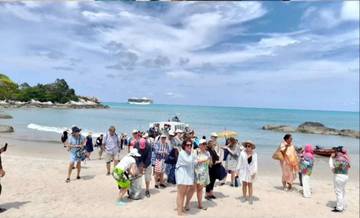 Ratusan Turis Asal Perancis Nikmati Panorama Pantai di Bangka