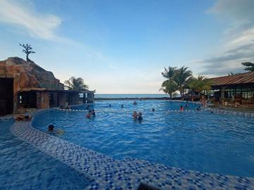 Daya Tarik Pantai Batu Bedaun di Sungailiat Bangka