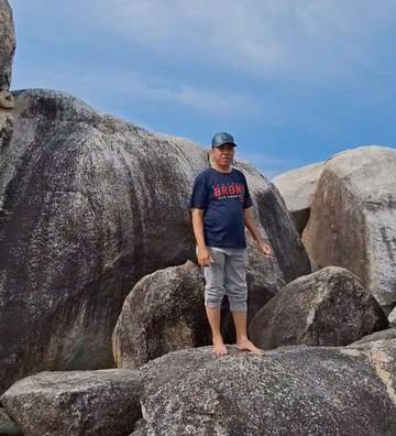 Wisatawan Asal Lampung Terpukau oleh Keindahan Pantai di Bangka