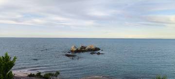 Pesona Pantai Batu Ketak di Sungailiat yang Memikat