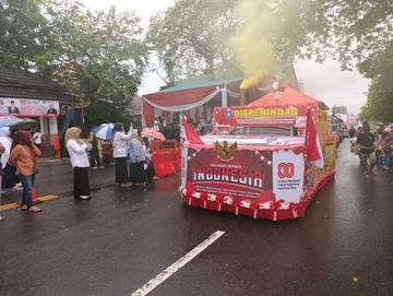 Mobil Hias Disperindag Babel Tampil Karnaval HUT RI
