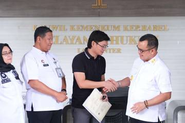 Kemenkum Babel Serahkan Sertifikat Merek kepada Pelaku Usaha