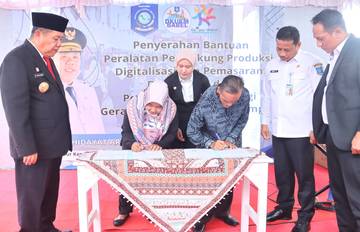 Dukung UMKM Naik Kelas, Pemprov Serahkan Bantuan Produksi