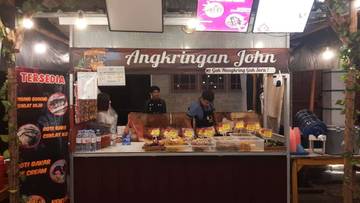 Angkringan Jadi Ruang Berkumpul Keluarga dan Anak Muda