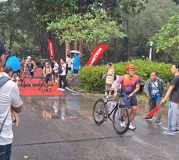 Hampir 200 Medali, Cik Akil Taklukkan Dunia Triathlon