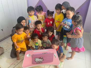 Aktivitas Edukatif Anak-Anak Warnai Kegiatan di Daycare