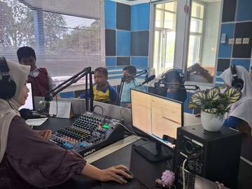Kenalkan Produksi Siaran pada Para Siswa SD 