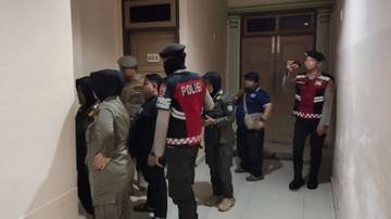 Cegah Penyakit Masyarakat Satpol PP Belitung Patroli Malam 