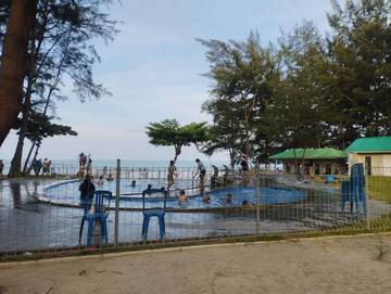 Kolam Renang Tarik Wisatawan ke Pantai Tikus Emas